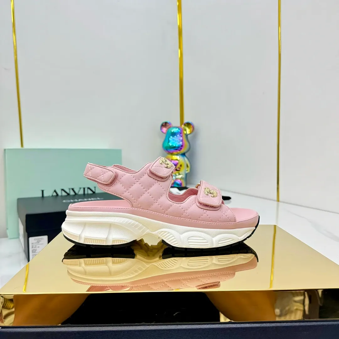 👟👟Ex-factory price 660👟👟 Top version... Chanel｜Chanel Xiaoxiang Velcro Beach Slippers Slippers Casual Beach Shoes 25ss Spring and Summer New Style! Beach shoes are a hit all over the internet! The latest model from the counter, I am still willing to buy it on my feet. It must be ranked among the most popular models. It is invincible in all seasons. Various bloggers and Internet celebrities can see the matching styles. Highly recommended. Pearlescent sheepskin upper, sheepskin lining, suede for the feet. Original open-molded TPU outsole size: 35-40 (customized for 40 and 41). Full set of original packaging 👉 👉